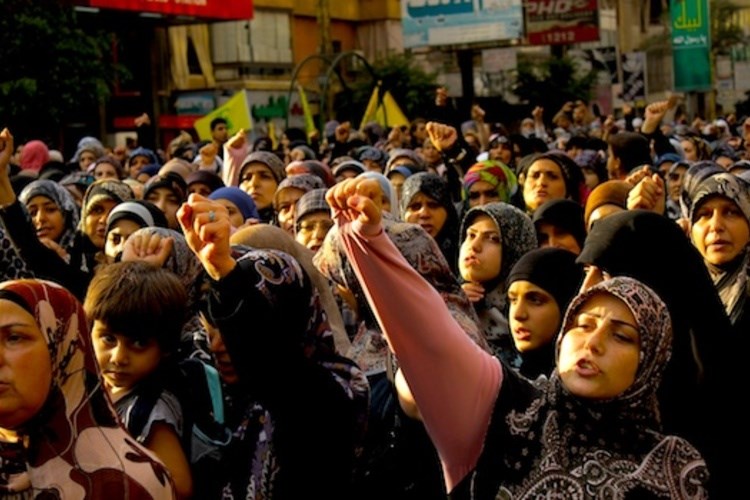 "ما في شي خارج الحزب". النضال المؤنث في حزب الله اللبناني